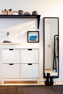 Λευκό στήθος με τέσσερα διαμερίσματα για την αποθήκευση παπουτσιών