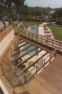 Laminate στο μπαλκόνι ενός εξοχικού σπιτιού