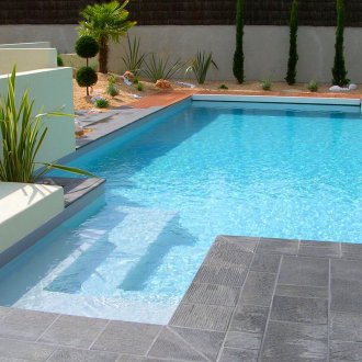 Σκάλα για την πισίνα ενός ιδιωτικού σπιτιού