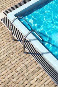 Μεταλλική σκάλα για την πισίνα