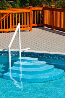 Πλαστική σκάλα για την πισίνα