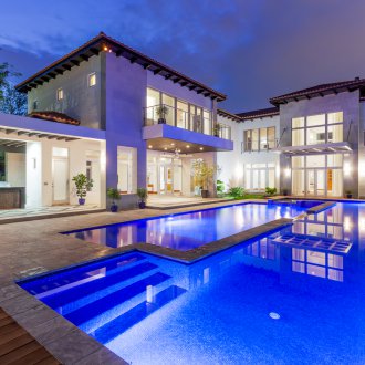 Φωτισμένη σκάλα πισίνας