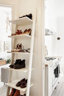 Ράφια για παπούτσια από τις σκάλες
