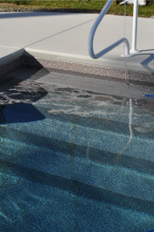 Σκάλα για μια στάσιμη πισίνα