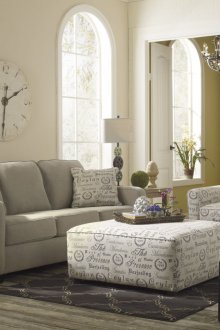 Λευκό ρολόι τοίχου στο σαλόνι