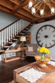 Μεγάλο ρολόι τοίχου στο σαλόνι