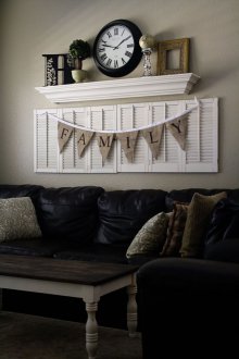 Ρολόι τοίχου πάνω από τον καναπέ
