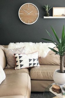 Οικολογικό ρολόι τοίχου στο σαλόνι