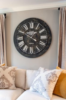 Στρογγυλό ρολόι τοίχου στο σαλόνι
