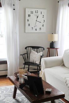 Πλατεία ρολόι τοίχου στο σαλόνι