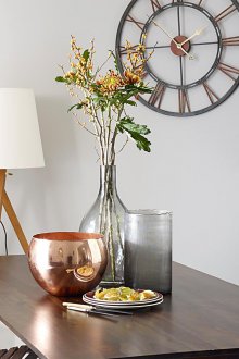 Μεταλλικό ρολόι τοίχου στο σαλόνι