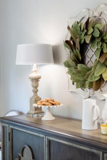 Σκαλιστό ρολόι στο σαλόνι