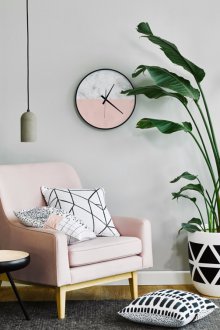 Ροζ ρολόι στο σαλόνι