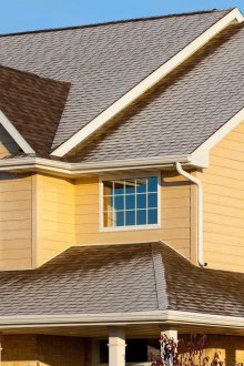 Παρακαμπτήριος ξενώνας κάτω από ένα πεύκο