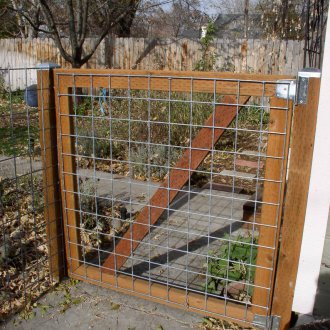 Πύλη από τη σύνδεση αλυσίδας στη χώρα