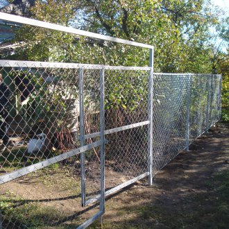 Πύλη από αλυσίδα-σύνδεσμο και σωλήνα προφίλ