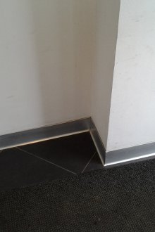 Πλάκα αλουμινίου στο διάδρομο