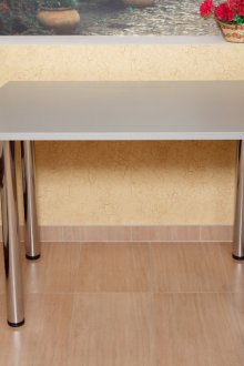 Γκρι τραπέζι με μεταλλικά πόδια