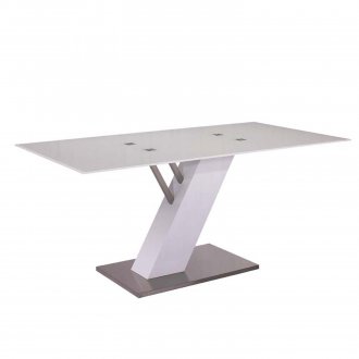 Ένα τέτοιο μεταλλικό τραπέζι ταιριάζει απόλυτα στο εσωτερικό της κουζίνας υψηλής τεχνολογίας