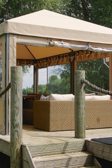 Τέντα κήπου με κουρτίνες