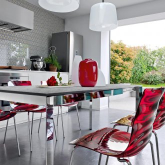 Κομψή κουζίνα με μεταλλικό τραπέζι
