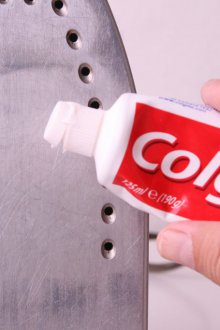 Καθαρίστε το σίδερο με οδοντόκρεμα