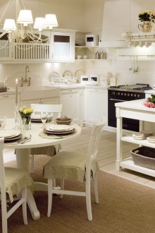 Γύρος λευκό ξύλινο τραπέζι στην κουζίνα