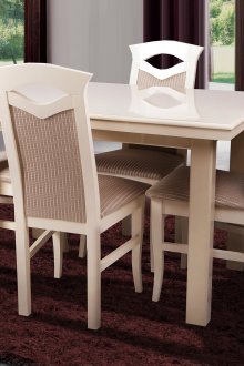 Ορθογώνιο μπεζ τραπέζι στην τραπεζαρία