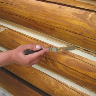 Σκληρό στόκος σε ένα δέντρο για θέρμανση Σκληρό στόκος σε ένα δέντρο για θέρμανση