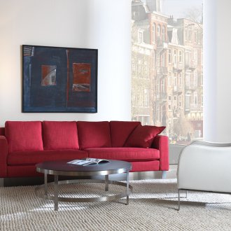 Άνδρας κόκκινο καναπέ