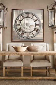 Μεγάλη ξύλινη τραπεζαρία στην γοτθική τραπεζαρία