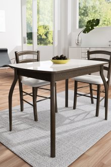 Σκούρο ξύλινο τραπέζι κουζίνας με άσπρο πάγκο εργασίας