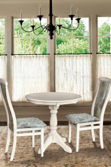 Λευκή ξύλινη τραπεζαρία σε στρογγυλό εσωτερικό χώρο