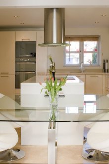 Κομψή τραπεζαρία από γυαλί