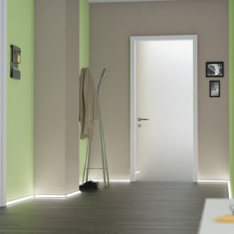 LED baseboard στο διάδρομο