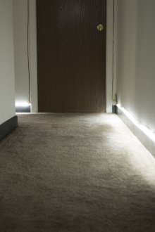 LED baseboard στο διάδρομο