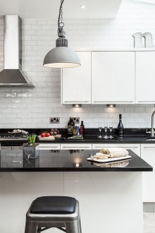 Μαύρο πάγκο μπαρ ως τραπεζαρία