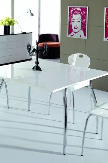 Τραπεζαρία με μεταλλικά πόδια και πλαστικό πάγκο εργασίας