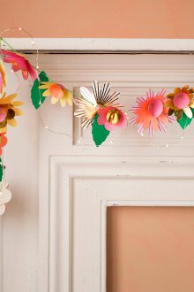 Γιρλάντα από λουλούδια χαρτιού