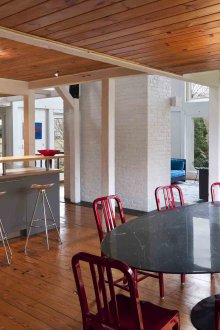 Οβάλ τραπεζαρία με πέτρινο πάγκο εργασίας