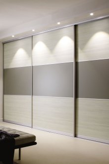 Ang built-in na aparador ay nagpadugo ng oak