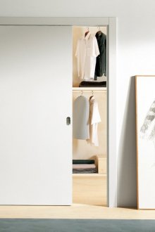 Εντοιχισμένη ντουλάπα με πόρτες διαμερισμάτων