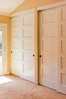 Εντοιχισμένη ντουλάπα με τυφλές πόρτες