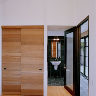 Ενσωματωμένη ντουλάπα σε σοφίτα