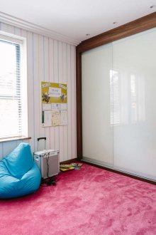 Εντοιχισμένη ντουλάπα με γυαλί