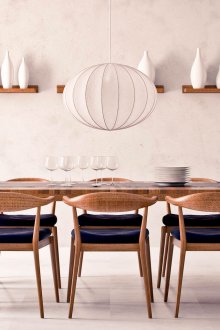 Καφέ ξύλινο τραπέζι