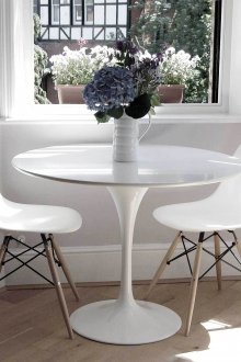 Γύρος λευκό τραπέζι για μια μικρή κουζίνα