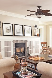 Μπεζ σαλόνι με δύο παράθυρα