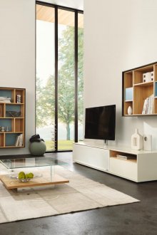 Καθιστικό με δύο παράθυρα σε ιδιωτική κατοικία