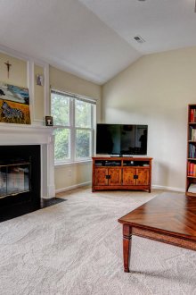 Καθιστικό με δύο ξύλινα παράθυρα